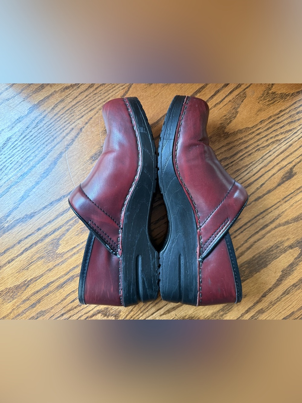 Dansko women maroon clog, size 39 8.5-9 Good pre owned condition